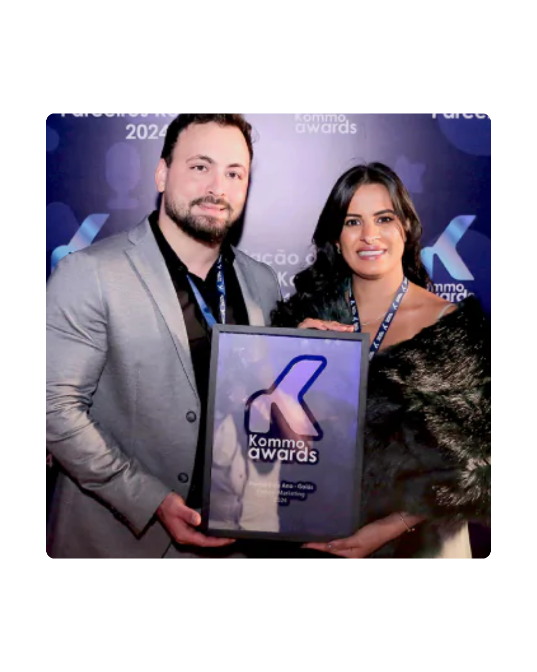 Equipe da Crescer recebendo o prêmio Kommo Awards